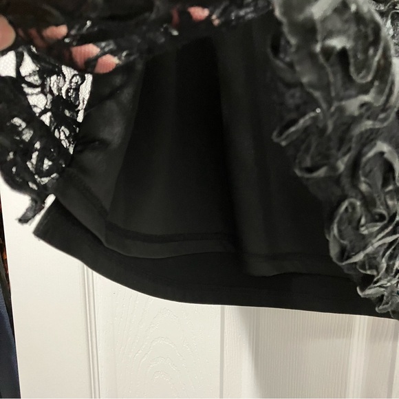 ⭐️2/$20⭐️ Fiori fancy black tank top, satin ruffled roses, 1XL (fits like XL) - Picture 4 of 8